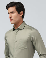 Blackberry sage green non-iron solid men's formal shirt, Sylvia style, with a classic collar and smooth fabric.