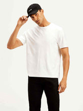 Men's Levi's crew neck T-shirt with brand logo, short sleeve, classic fit, shown in a front view on a plain background.