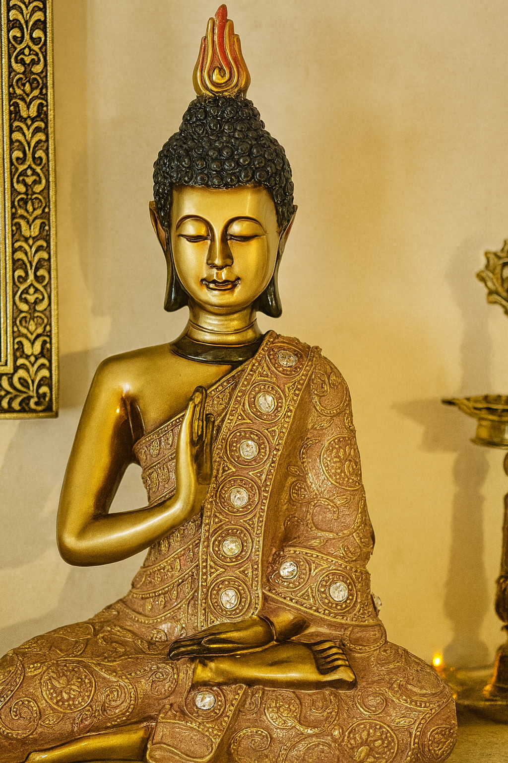 Luxury Golden Meditating Buddha Statue