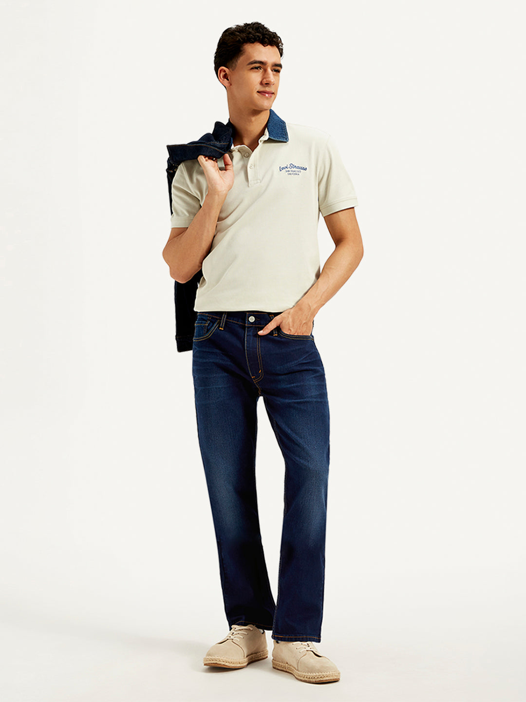 Levis men's jeans 23677-0345 in classic blue denim, showcasing a relaxed fit and five-pocket design.