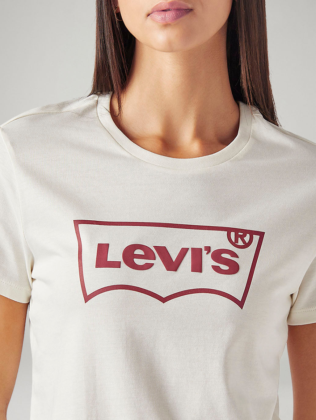 Levi's women's logo printed regular fit T-shirt, white casual top with graphic design, short sleeves, classic style.