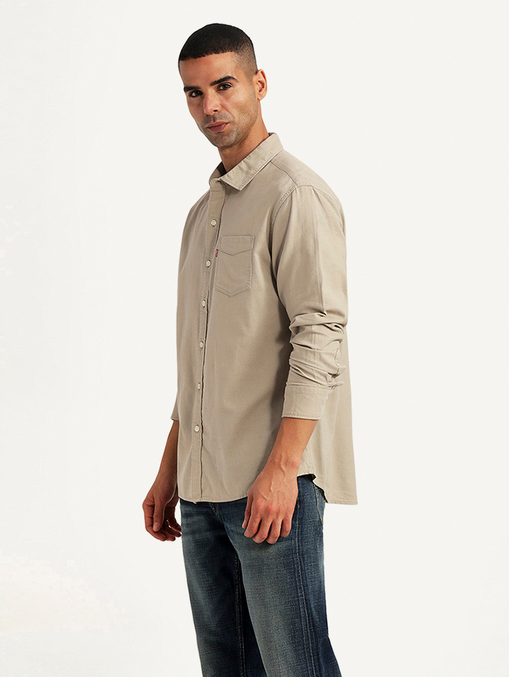 Levis men's casual shirt with short sleeves, shown from the side, in a relaxed fit, in a casual everyday style.