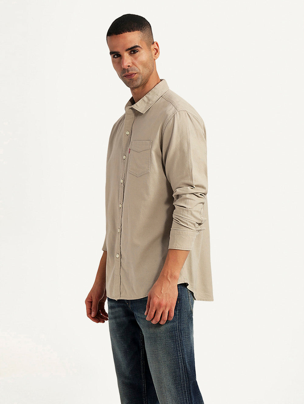 Levis men's casual shirt with short sleeves, shown from the side, in a relaxed fit, in a casual everyday style.