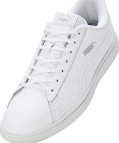 White Puma Smash V2 L unisex adult sneakers, sporty footwear with a clean design, featuring Puma branding and classic lace-up style.