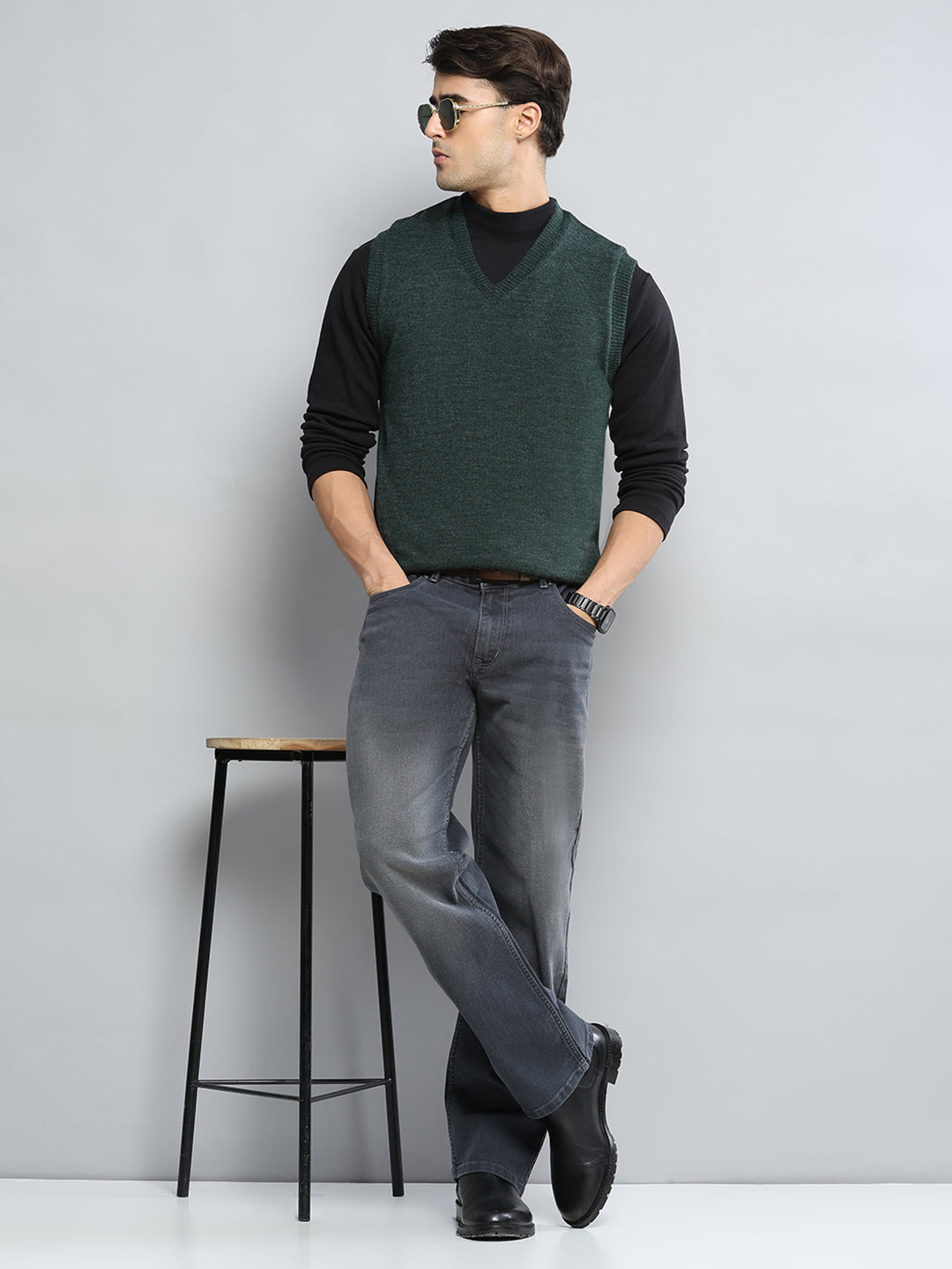 Men Green Solid V Neck Sleeveless Sweater