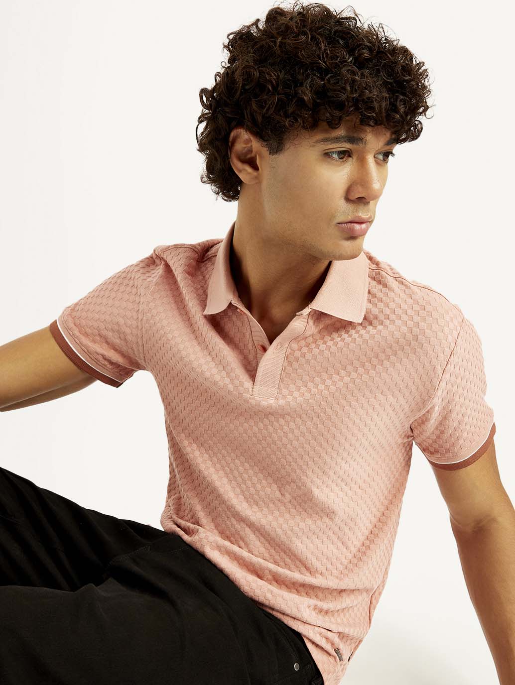 Levi's men's redloop textured pink slim fit polo T-shirt, short sleeve, stylish upper wear with subtle pattern.